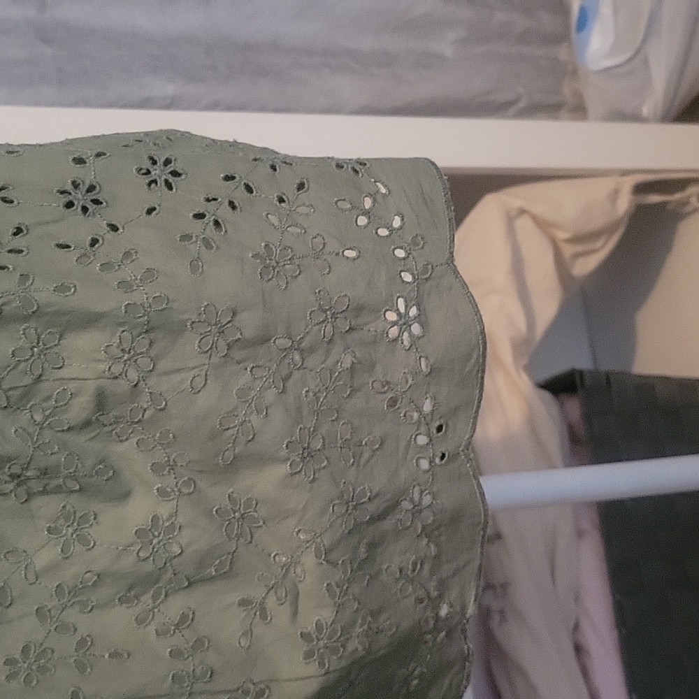 Darlene green gap blouse Super cute has eyelid and sculpting on the sleeves - Picture 4 of 4